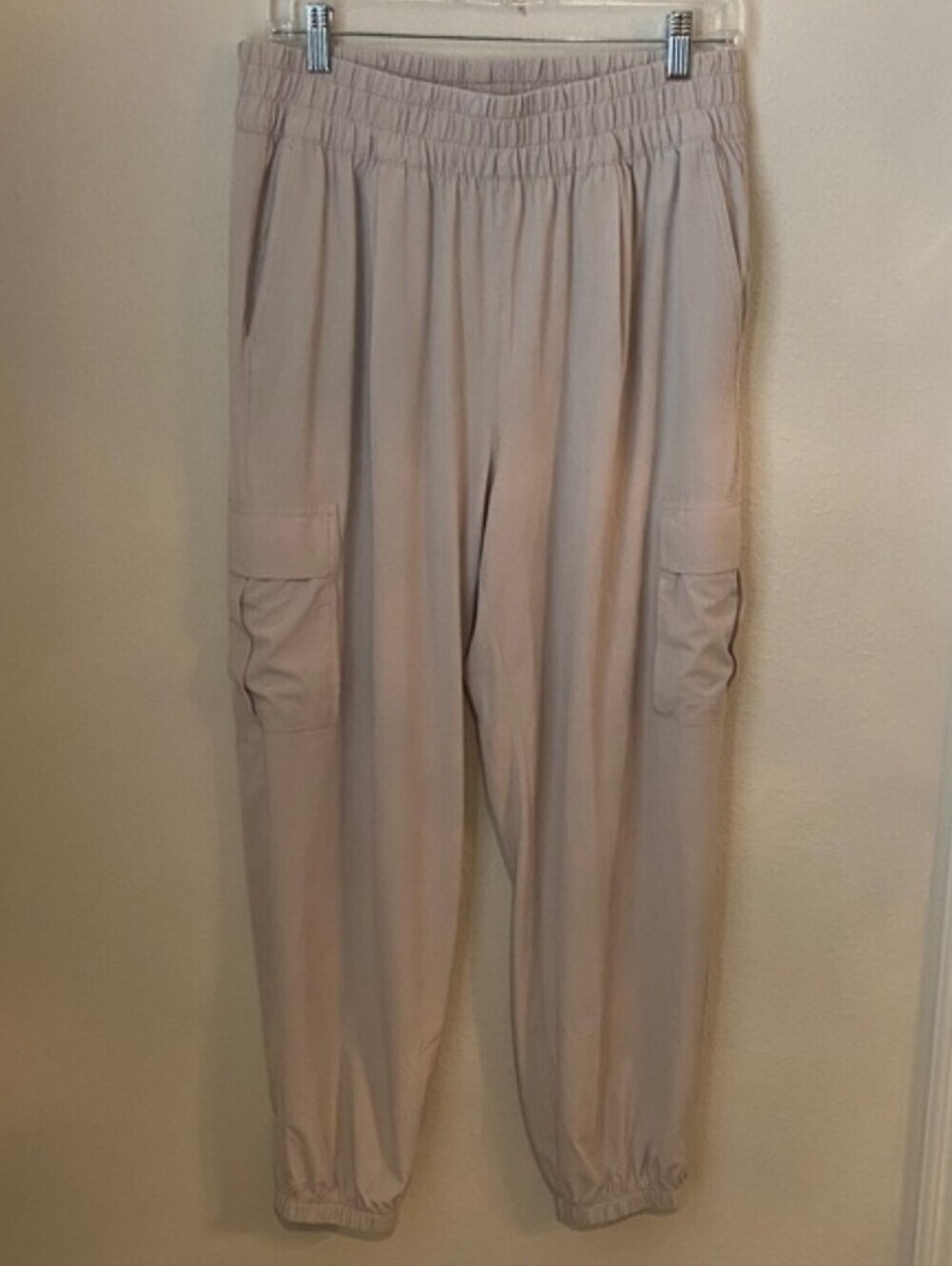 Vuori Cargo Jogger Pants in Taupe (Women’s Size M)